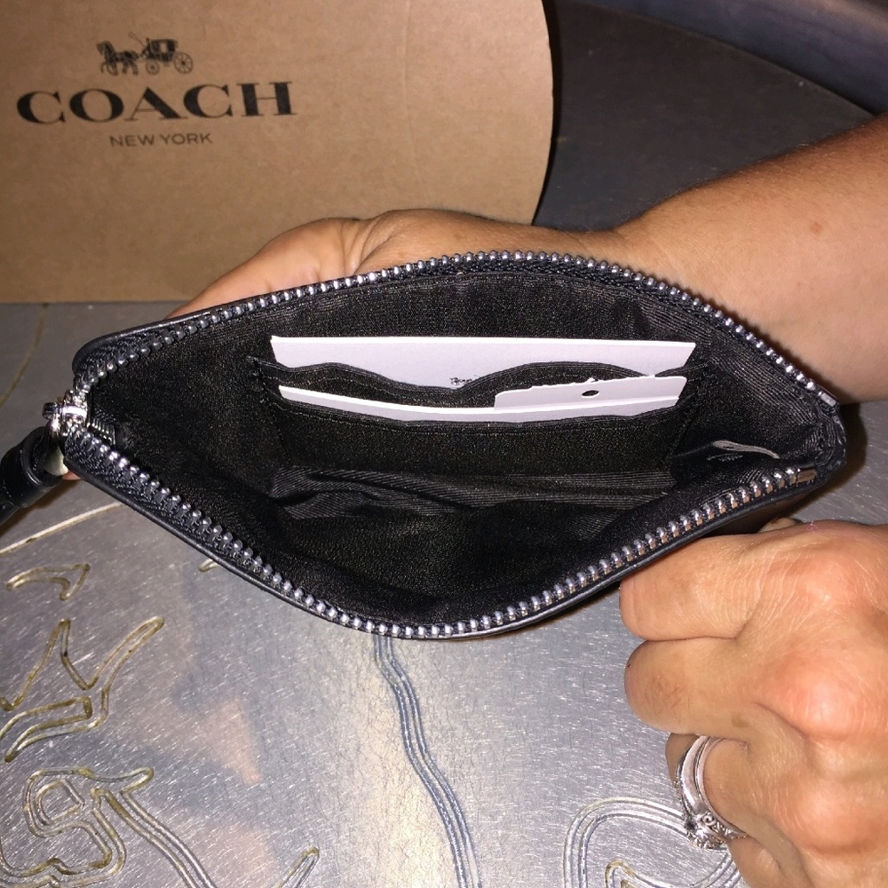 NWT LIMITED EDITION BLACK WRISTLET WITH ๐ emblem - Picture 6 of 6